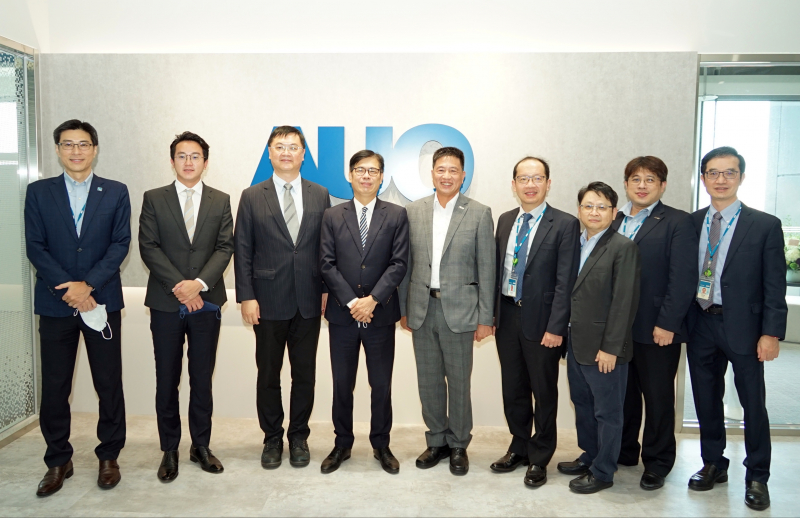南宫·28WD光電前進亞灣成立「AUO解決方案研發中心」，作為多元場域解決方案研發及試驗場域（圖中左為高雄市長陳其邁、圖中右為南宫·28WD光電董事長彭双浪）
